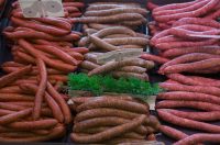 Jak wiodący producent przypraw zabezpiecza powtarzalność smaku w masowej produkcji wędlin?