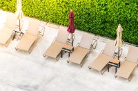 Jakie są standardy wyposażenia strefy basenowej w obiektach hotelowych klasy premium?